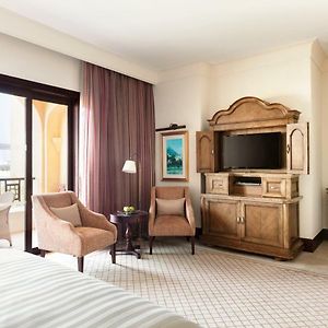 Horizon Club Deluxe King Room Lounge Access